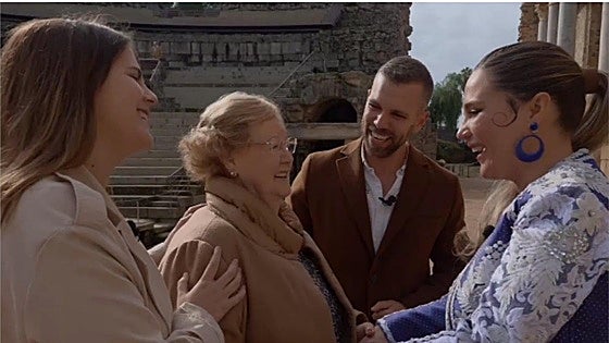 El divertido momento de Laura Gallego al cumplir el sueño de una abuela en Canal Extremadura