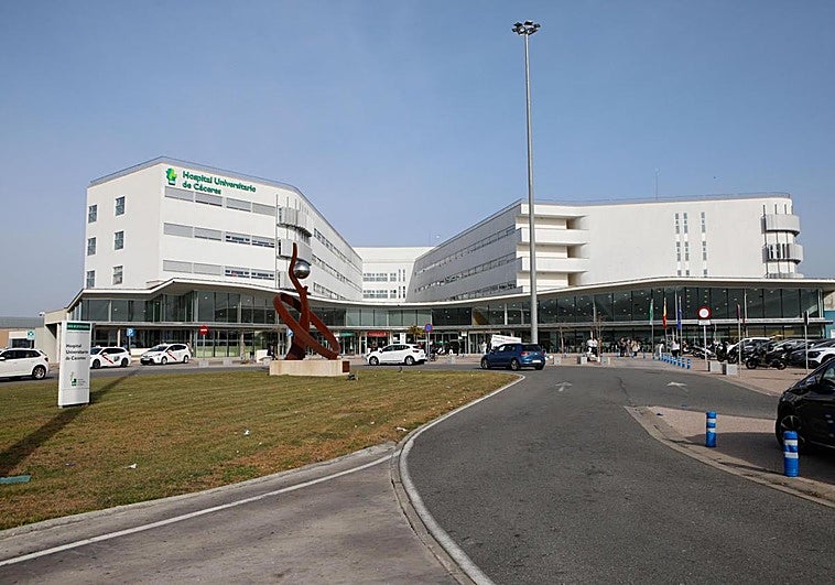 Herido tras la colisión entre un coche y una moto en Cáceres