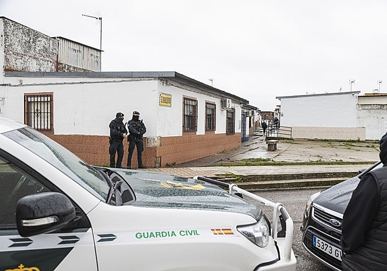 La Guardia Civil registró las oficinas del CD Gévora y el puesto del entrenador detenido en la base militar de Talavera