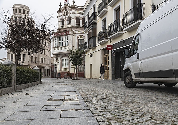 El Ayuntamiento de Badajoz estudia cómo evitar que los coches aparquen mal en San Andrés