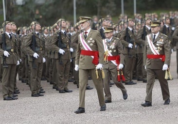 El Rey preside una jura de bandera en Cáceres que se libra de la lluvia