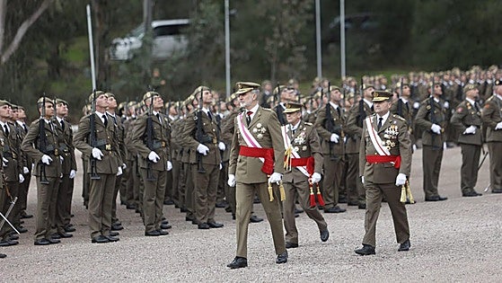 El Rey preside una jura de bandera en Cáceres que se libra de la lluvia