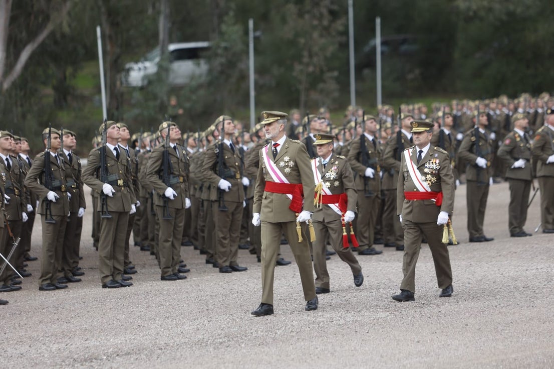 Fotos | El Rey preside la jura de bandera de 1.378 aspirantes a soldados en Cáceres