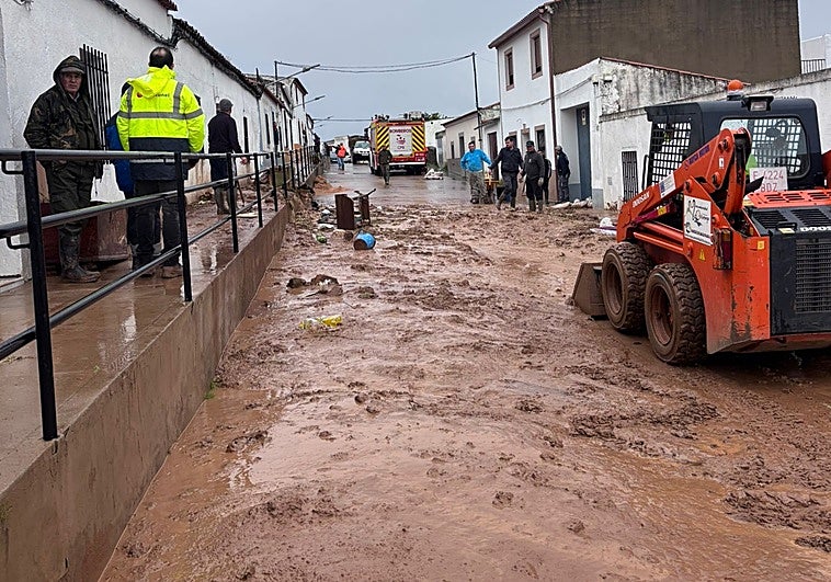 El temporal tira un muro de una casa en Alconchel y llena de barro una calle