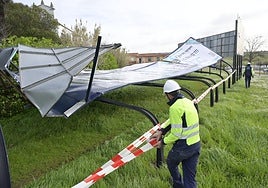 Fotos | Incidencias en Badajoz: coches aplastados, vallas caídas, cascotes y cauces crecidos
