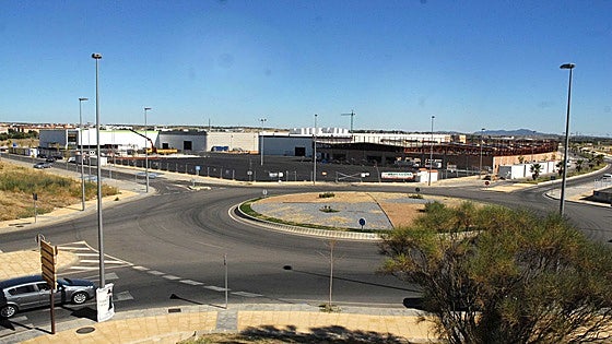 Castellana Properties, la propietaria de El Faro, vende sus parques comerciales de Mérida y Villanueva de la Serena
