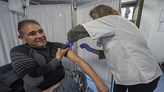El SES vacunará del VRS, causante de neumonías, a los mayores de 18 con patologías graves