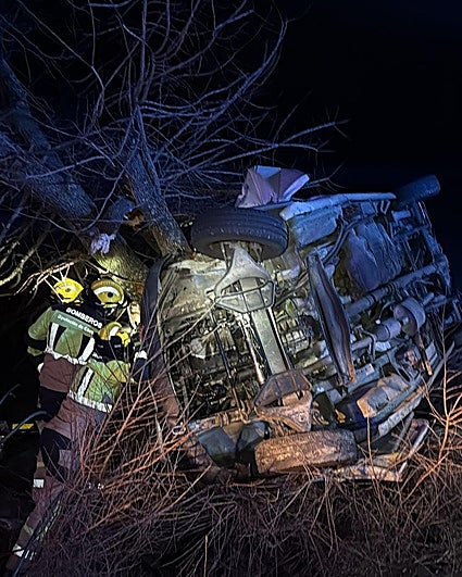 Muere el conductor de un vehículo tras salirse de la vía y chocar contra un árbol en Valencia de Alcántara