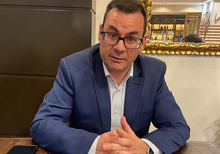 Óscar Jiménez, escritor y magistrado: «Ejerzo de juez y escribo poesía»