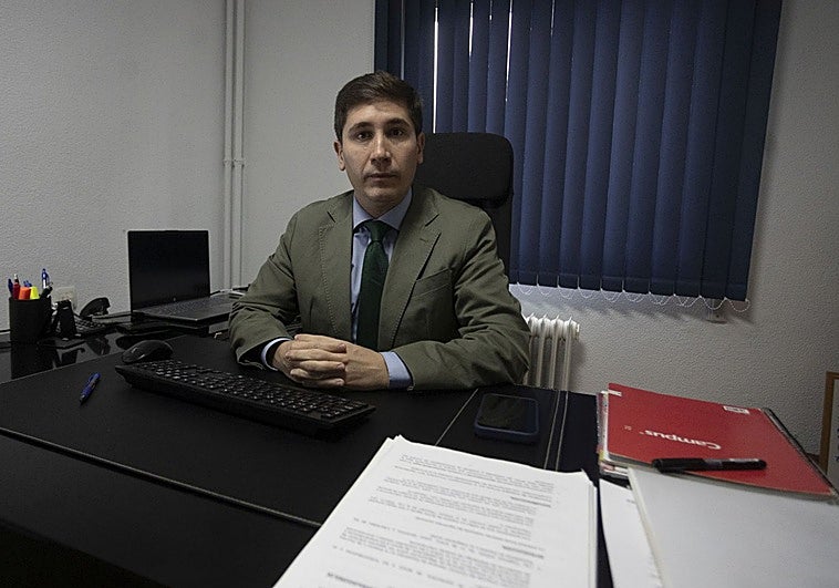 Katibi, el abogado de los inmigrantes que tramita 400 casos al año en Extremadura