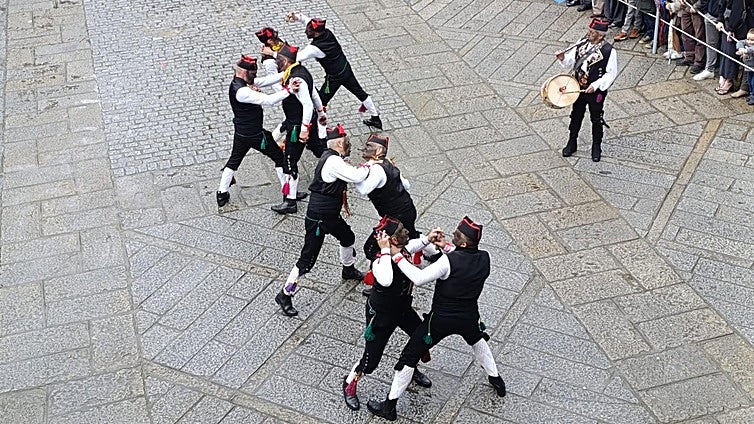 Los Negritos marcan el ritmo con su danza por las calles por San Blas