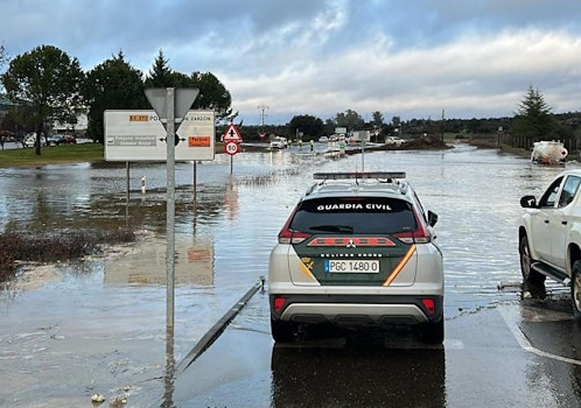 Ascienden a 40 las carreteras afectadas por el temporal en Extremadura: socavones, balsas de agua y desprendimientos