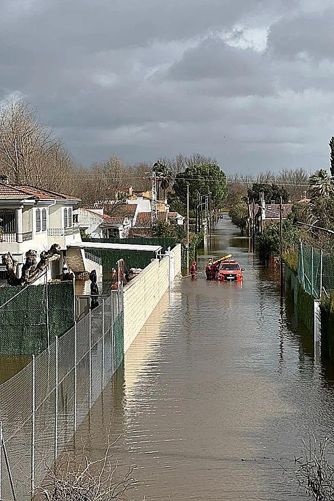Propiedades inundadas en La Isleta de Coria.