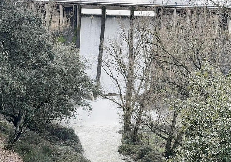 La presa de Tentudía alivia agua por sus desagües de fondo