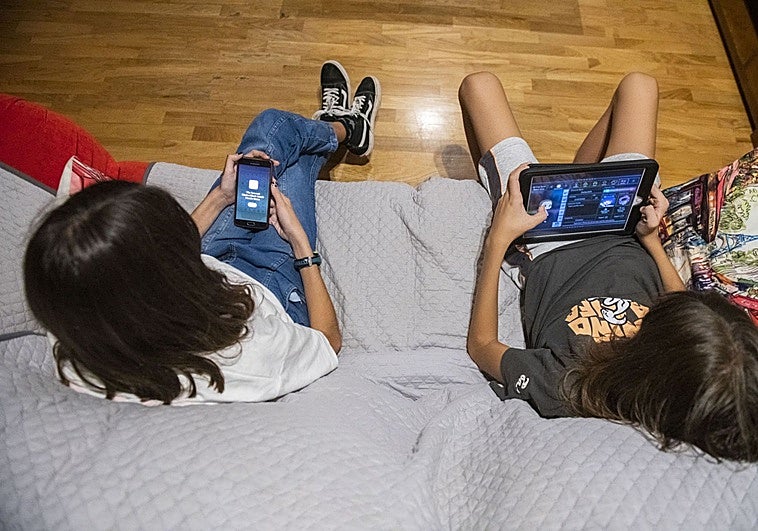 Padres extremeños se organizan en grupos para retrasar la entrega del primer móvil