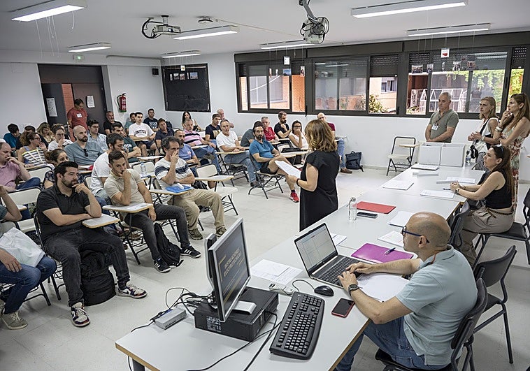 La Junta garantiza que habrá oposiciones de Educación en 2026 con los plazos habituales