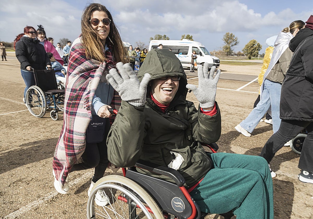 Un usuario sonríe a la cámara mientras ensaya para el desfile.