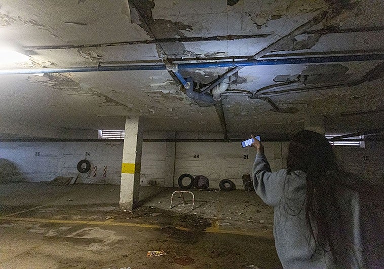 Un derrumbe en un techo en el edificio de Río Vístula de Aldea Moret alerta de nuevo a los vecinos