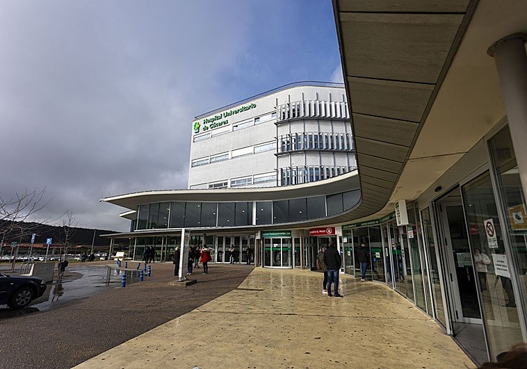 Detienen a tres personas en Cáceres por robar en la cafetería del Universitario y entrar en un domicilio