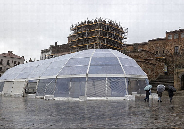 El regreso de la carpa de Carnaval reabre el debate sobre el uso de la Plaza Mayor de Cáceres