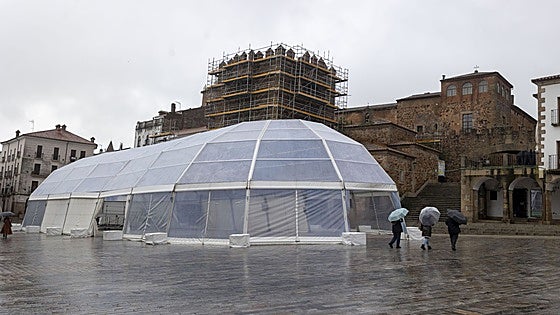 El regreso de la carpa de Carnaval reabre el debate sobre el uso de la Plaza Mayor de Cáceres