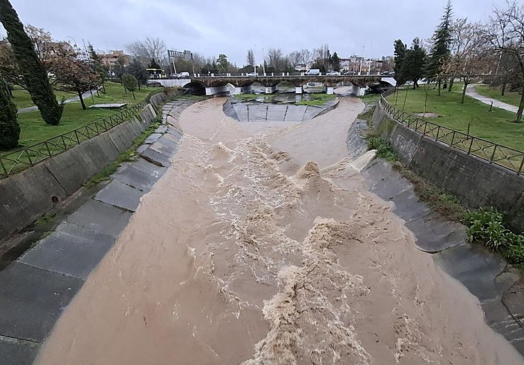 Badajoz corta el acceso a la urbanización Los Lebratos por las lluvias