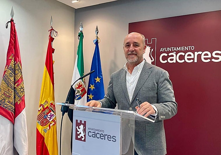 Cáceres insiste en no limitar los pisos turísticos por sus «claros beneficios» para la ciudad