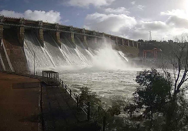 La presa de Zújar abre una compuerta más y se incrementa el caudal del Guadiana