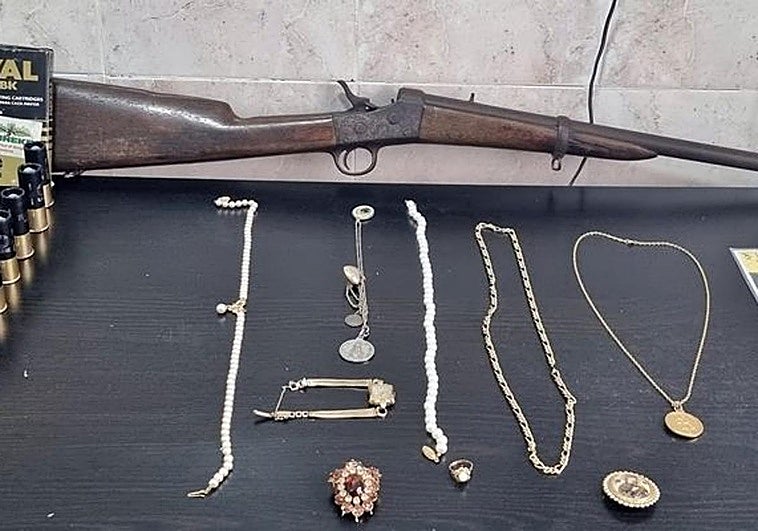 Tres detenidos, dos de ellos menores de edad, por robar joyas y un arma en viviendas de Aceuchal