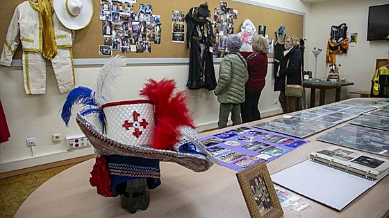 El Liceo de Mérida acoge una exposición sobre trajes y fotografías históricas del Carnaval
