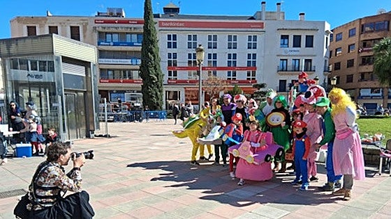 Así hemos contado cómo se ha vivido el Carnaval de calle en Badajoz y el desfile de Cáceres