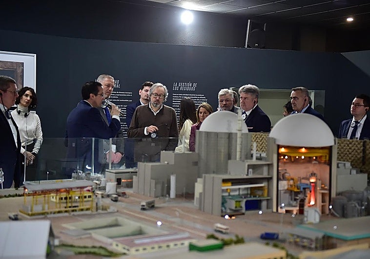 La misión de eurodiputados desplazada a Extremadura visita las instalaciones de la central nuclear de Almaraz