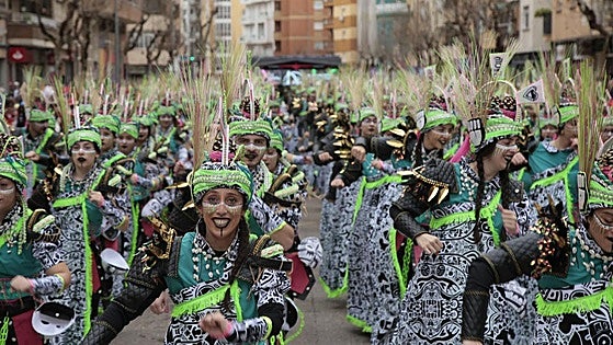 Polémica en el Carnaval de Badajoz: el artista Láolú tilda de «robo» lo que la comparsa Balumba diseñó como un homenaje