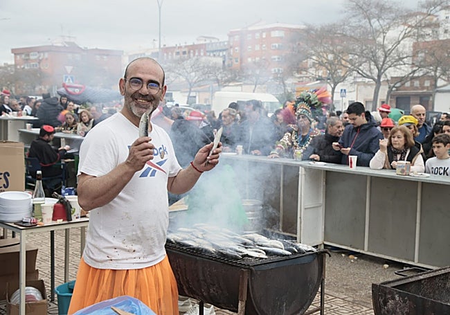 Bar de la Asociación de vecinos repartiendo sardinas gratis hasta fin de existencias.