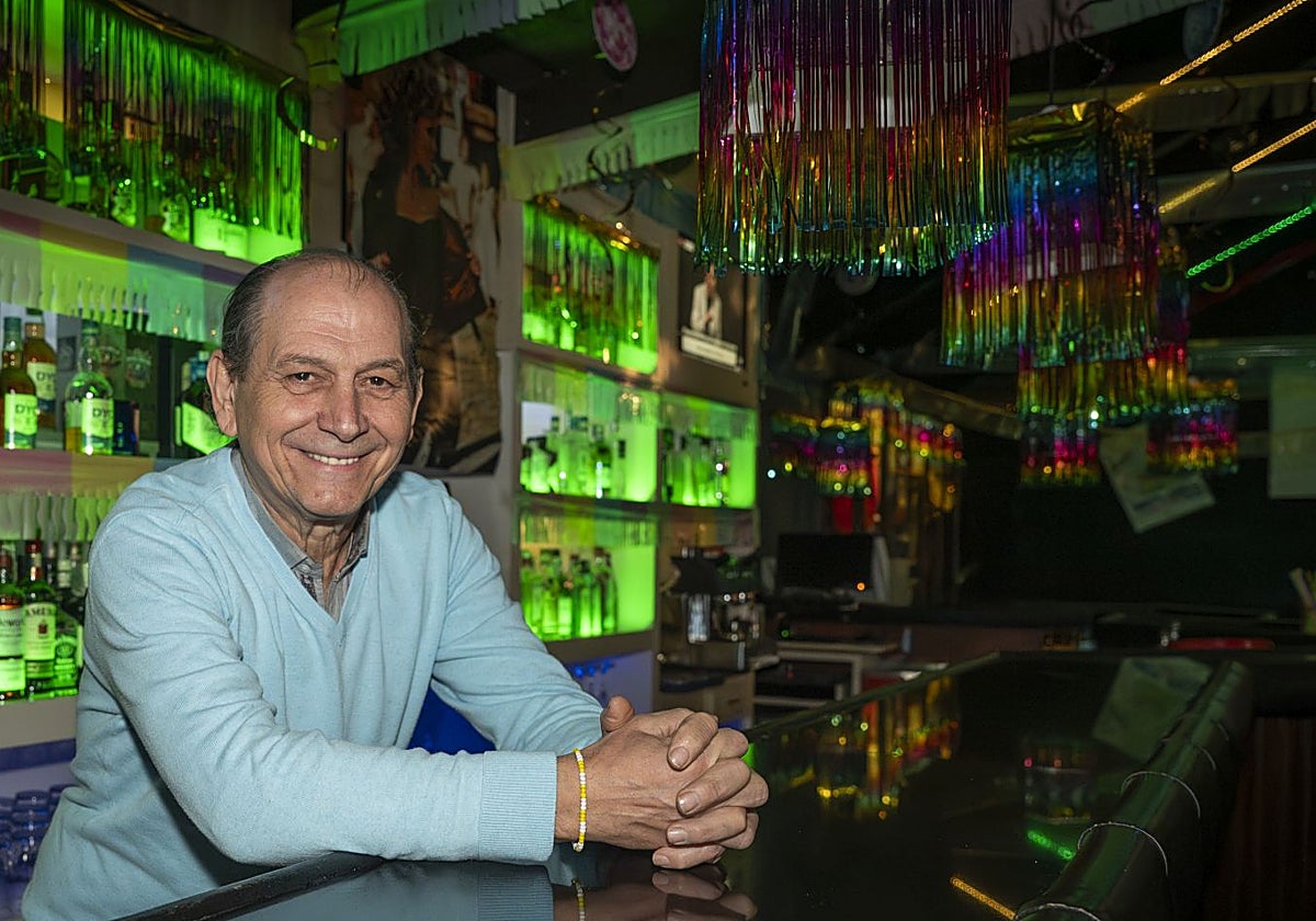 Pedro Noriega tras la barra de la Buhardilla que dejará en un par de meses.