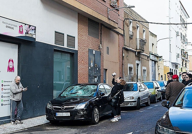 Detenido el hombre que cayó de un piso en Badajoz y cayó en un coche por quebrantar una orden de alejamiento