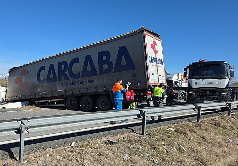La colisión de dos camiones obliga a cortar la A-5 cerca de Navalmoral, en sentido Badajoz