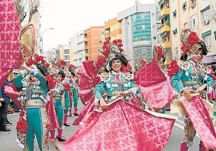 Las comparsas se gastan al menos cinco millones de euros al año en desfilar