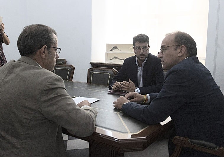 El PP entrega a Vox el borrador de los presupuestos de Cáceres para desbloquear la negociación