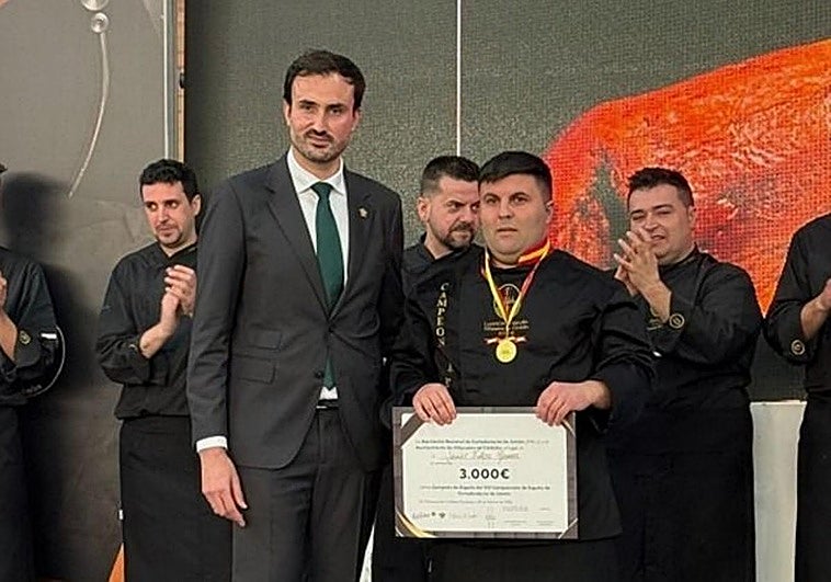 Un extremeño se corona como el mejor cortador de jamón de España