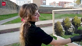 Una obra de arte efímero pone árboles al corredor verde de la calle Stadium