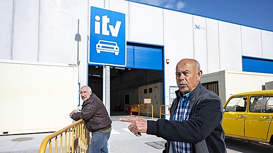 Quejas por la falta de citas tras el traslado de la ITV de Badajoz: «Antes iba mal, pero ahora está peor»
