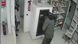 Detenidos los atracadores que se llevaron 154.000 euros a punta de pistola de la sucursal de Caja Rural en Nuevo Cáceres