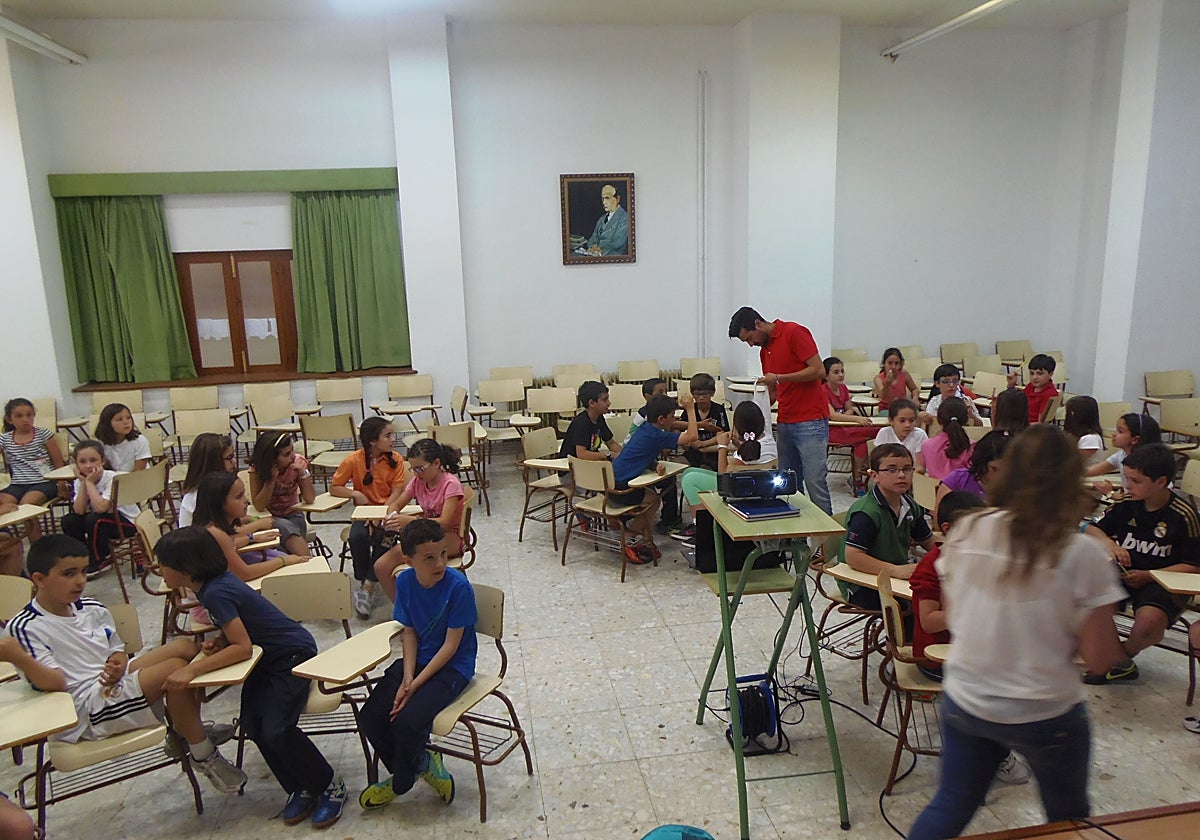 Un niño de tres años resulta herido al caer un falso techo en un colegio de Almendralejo
