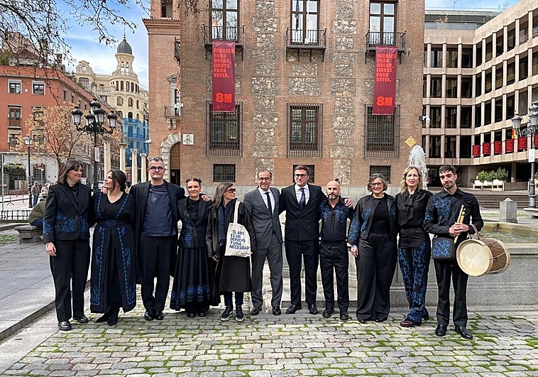 Cáceres 2031 presenta en Madrid su proyecto con un equipo vestido con atuendos tradicionales