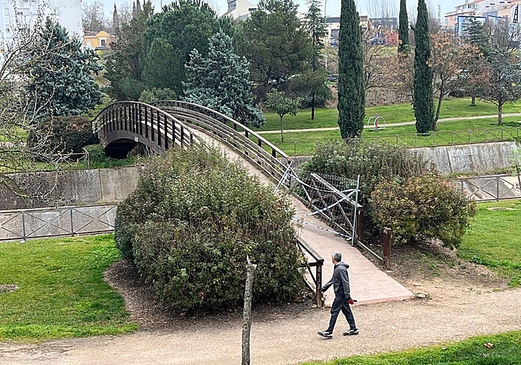 El Ayuntamiento de Badajoz cierra las pasarelas de madera del río para revisarlas