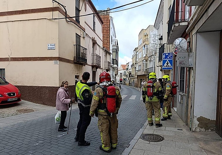 Los bomberos intervienen por una falsa alarma de fuga de gas en pleno centro de Cáceres