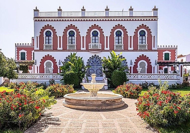 En venta un palacete del siglo XX diseñado por el arquitecto de la Plaza de España de Sevilla