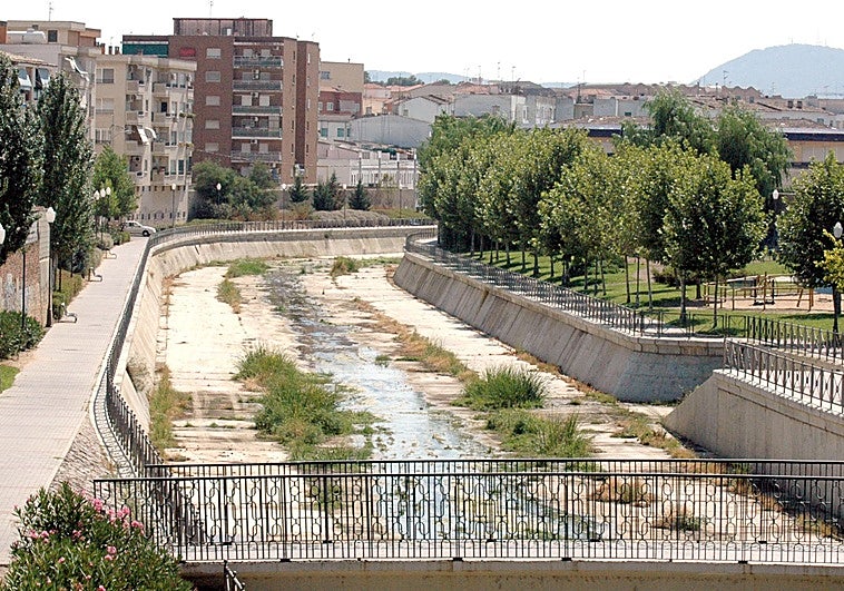 Ecologistas en Acción retoma la idea de eliminar el hormigón del tramo encauzado del Albarregas