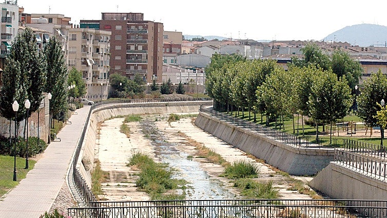 Ecologistas en Acción retoma la idea de eliminar el hormigón del tramo encauzado del Albarregas